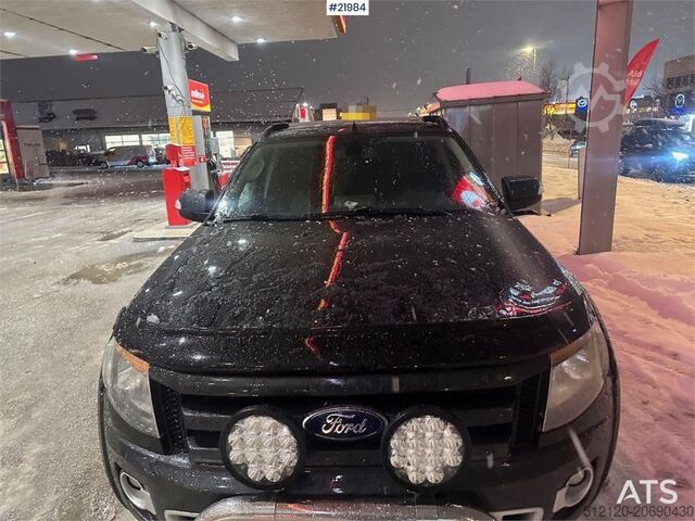 Kombi z wysokim dachem Ford Ranger with two sets of tires and defective four-w