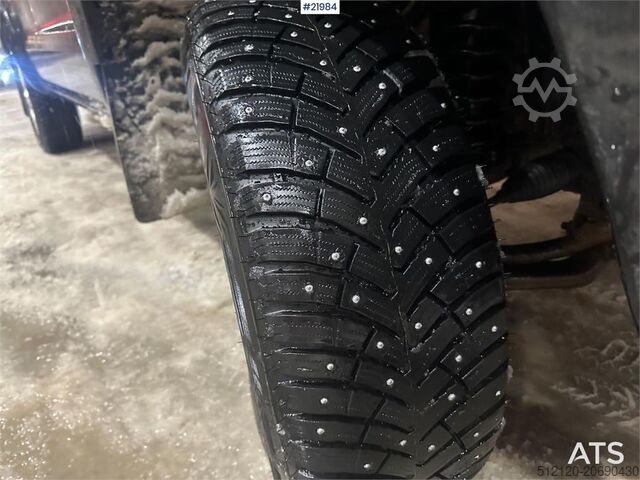 Kombi z wysokim dachem Ford Ranger with two sets of tires and defective four-w