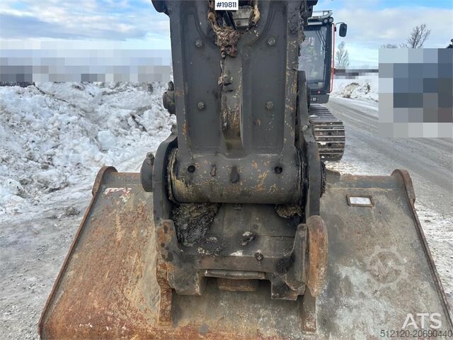 Koparka gąsienicowa Volvo EC300EL crawler excavator w/ rototilt, cleaning an