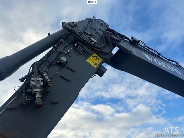 Koparka gąsienicowa Volvo EC300EL crawler excavator w/ rototilt, cleaning an