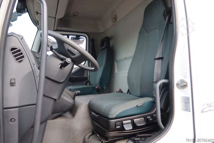 Box body Volvo FL Bak + Dhollandia klep 2000 Kg