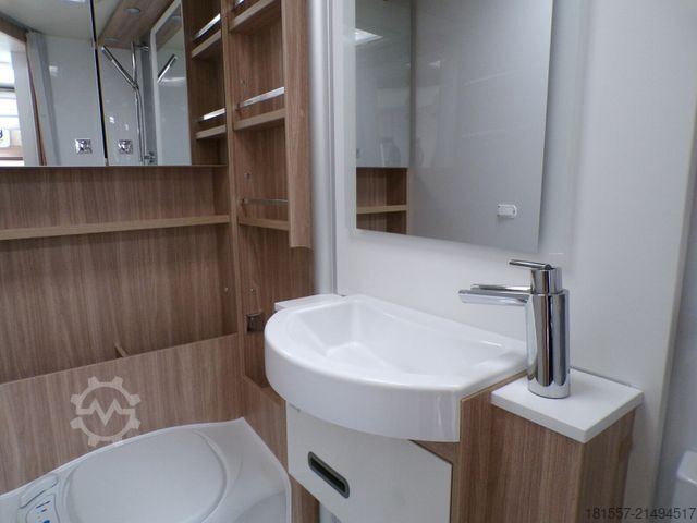 Félintegrált lakóautó BÜRSTNER Limited T 660 Automatik, Winterpaket, Hubbett