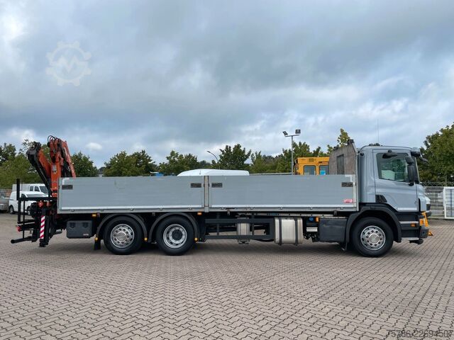 Lastbil med flak SCANIA P 320 BL 7.4m Pritsche/ Atlas 126.3+FB/ 10m=1.4t