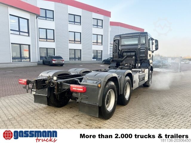 Hákový nosič kontejnerů MAN TGS 26.500 6X6 BL, Intarder