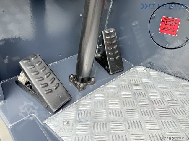 Čtyřsměrný vysokozdvižný vozík Combilift CB4000 TRIPLEX 5200 FREE-LIFT POSITIONER