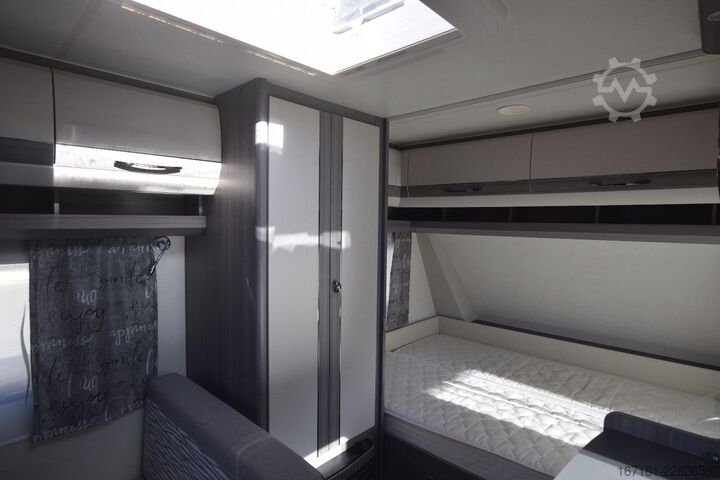 Caravan HOBBY On tour 390 SF mit Sonnensegel
