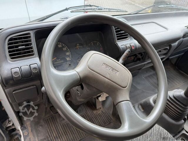 Curtain sider van Isuzu NPR 35 Centinato con Telo