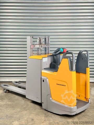 Chauffør af højløfter Jungheinrich ERD 220 DrivePlus - nur 2804 Std. - Batterie 84%