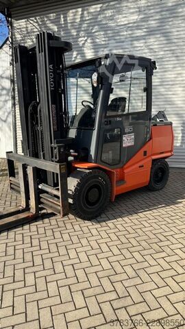 Electric 4-wheel forklift Toyota 8FBMHT60