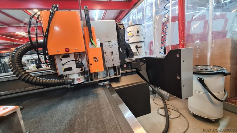 Mașină de tăiat hârtie Kongsberg C64