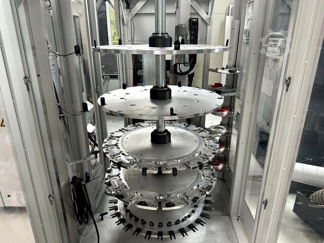 Függőleges megmunkáló központok + robot Mikron HSM 600 U + 400 U + Robot