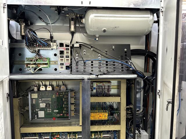 Függőleges megmunkáló központok + robot Mikron HSM 600 U + 400 U + Robot