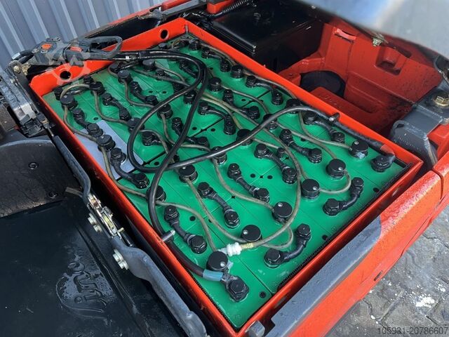 Electric 3-wheel forklift Linde E16C-02