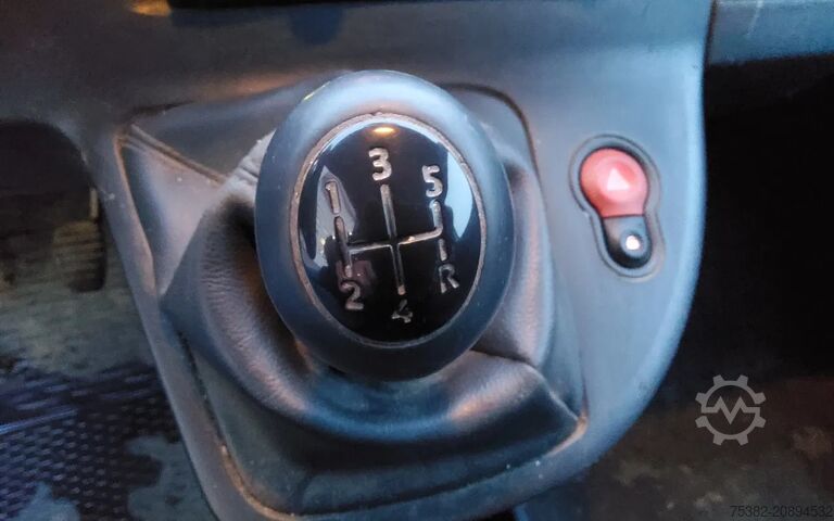 Dobozos furgon Renault Kangoo 75 PK - TREKHAAK - EURO 5 - 8-VZH-67