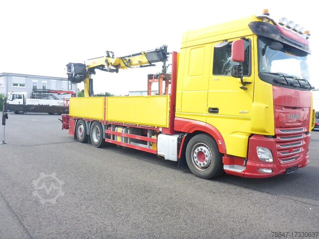 Vrachtwagen met dieplader (open) DAF XF 530 FAN  Kran Hyva HC213 E3