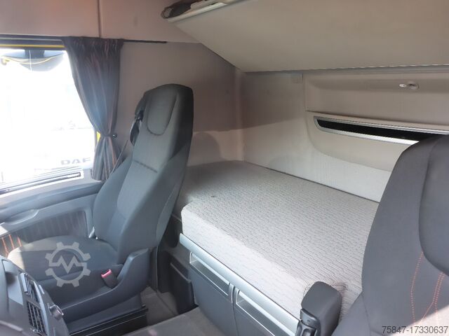 Vrachtwagen met dieplader (open) DAF XF 530 FAN Kran Hyva HC213 E3