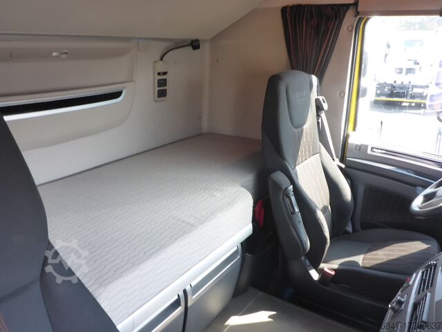 Vrachtwagen met dieplader (open) DAF XF 530 FAN  Kran Hyva HC213 E3