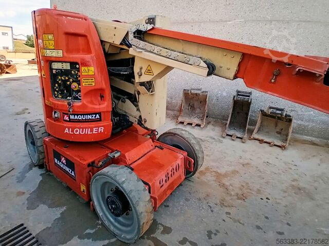 Knikarmhoogwerker JLG E300AJ
