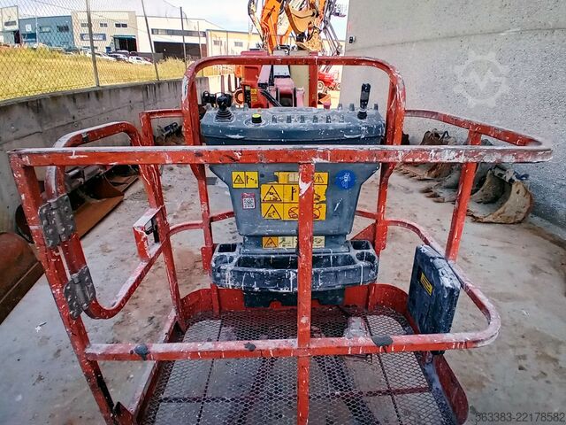 Knikarmhoogwerker JLG E300AJ