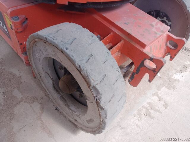 Knikarmhoogwerker JLG E300AJ