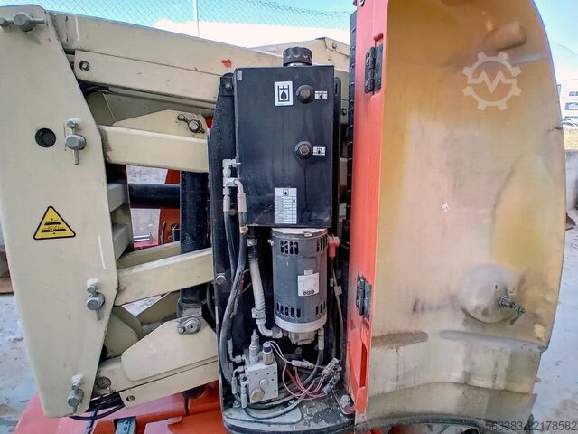 Knikarmhoogwerker JLG E300AJ