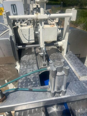 Mašina za pakovanje tunjevine - punilica i pakirnica  