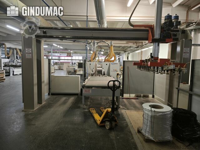 Linha de produção industrial HOMAG WEEKE para processamento de painéis em grandes volumes e aplicaçã HOMAG WEEKE industrial production line for high-volume panel processing and edge-banding