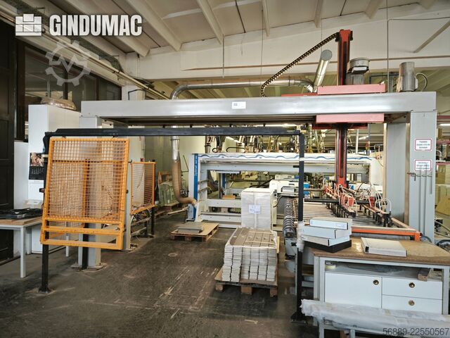 Linha de produção industrial HOMAG WEEKE para processamento de painéis em grandes volumes e aplicaçã HOMAG WEEKE industrial production line for high-volume panel processing and edge-banding