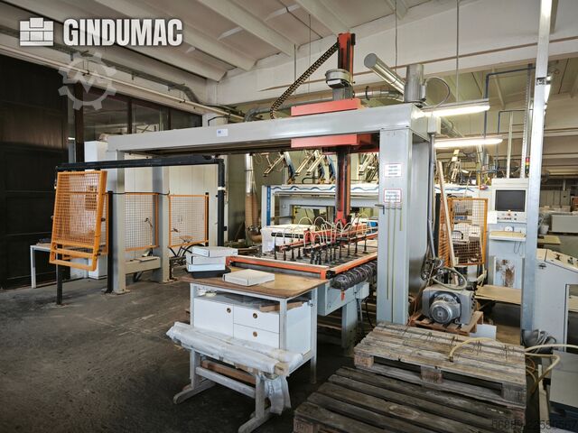 Linha de produção industrial HOMAG WEEKE para processamento de painéis em grandes volumes e aplicaçã HOMAG WEEKE industrial production line for high-volume panel processing and edge-banding
