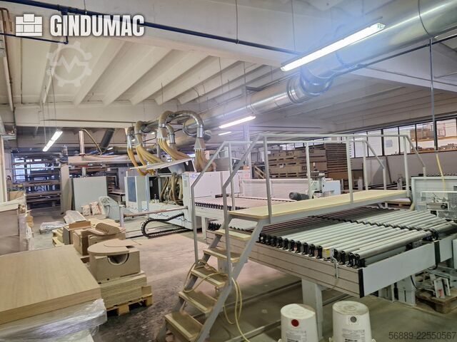 Linha de produção industrial HOMAG WEEKE para processamento de painéis em grandes volumes e aplicaçã HOMAG WEEKE industrial production line for high-volume panel processing and edge-banding