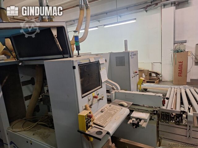 Linha de produção industrial HOMAG WEEKE para processamento de painéis em grandes volumes e aplicaçã HOMAG WEEKE industrial production line for high-volume panel processing and edge-banding