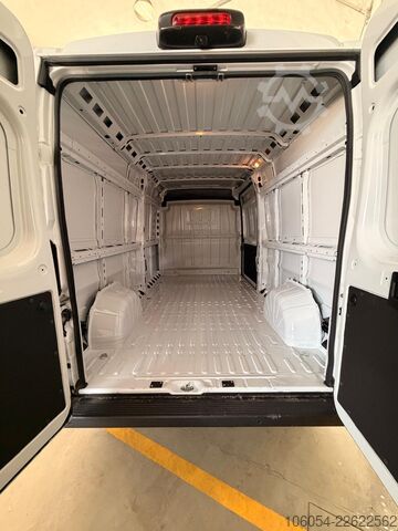 Hosszú tengelytávú zárt furgon FIAT Ducato Maxi