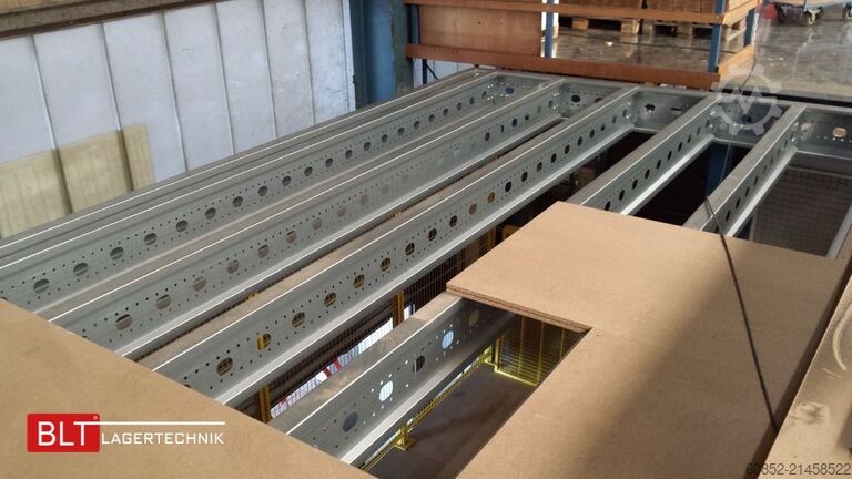 Lagerbühne 21,25 m² Lagerbühne + Treppe 500 kg/m² Geländer an zwei Seiten, Oberkante 300cm