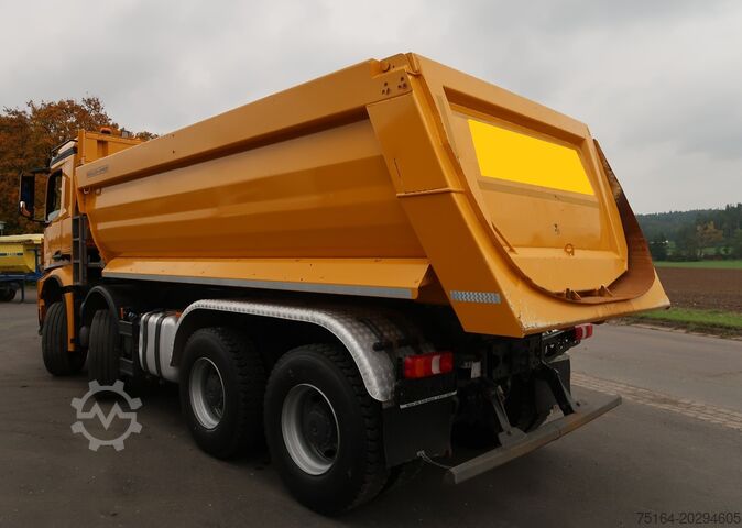 Třístranný sklápěč Mercedes-Benz Arocs 3251 8x4