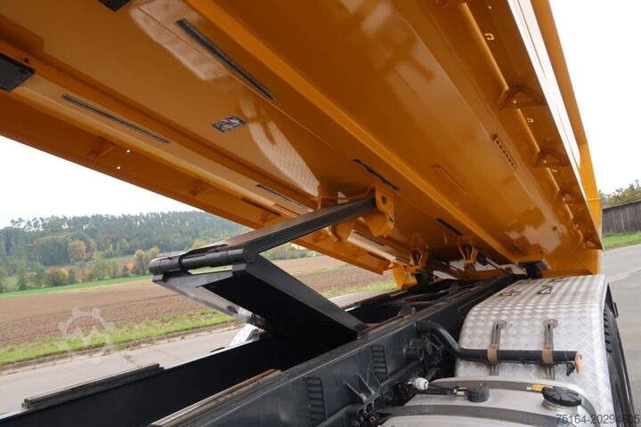 Třístranný sklápěč Mercedes-Benz Arocs 3251 8x4