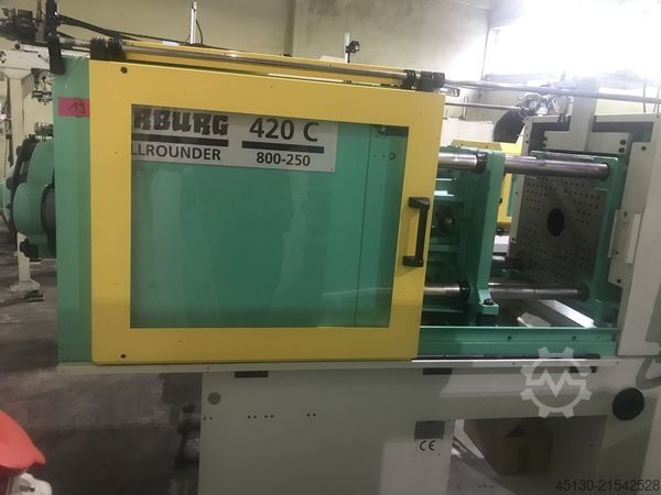 Injection molding machine Arburg 420C 800-250 mit dem Angußpicker