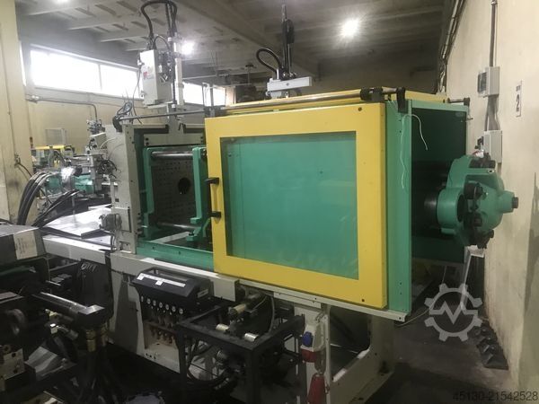 Injection molding machine Arburg 420C 800-250 mit dem Angußpicker