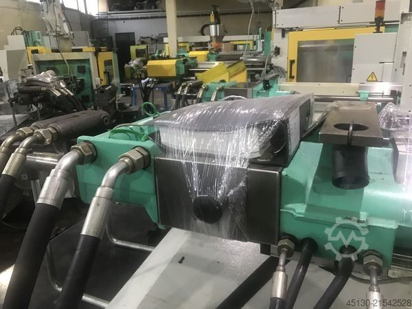 Injection molding machine Arburg 420C 800-250 mit dem Angußpicker