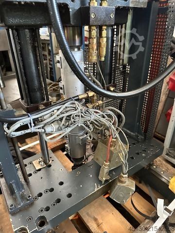 Máquina de moldagem por injeção Ferromatik Milacron K110D-S/2F