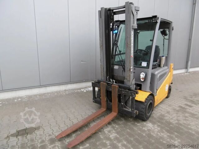 Empilhadeira elétrica de 4 rodas JUNGHEINRICH EFG S 30sG180-330ZT