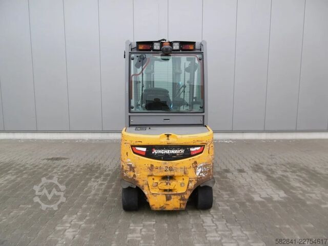 Empilhadeira elétrica de 4 rodas JUNGHEINRICH EFG S 30sG180-330ZT