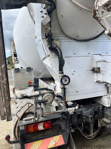 Betonszállító teherautó Daimler-Benz 