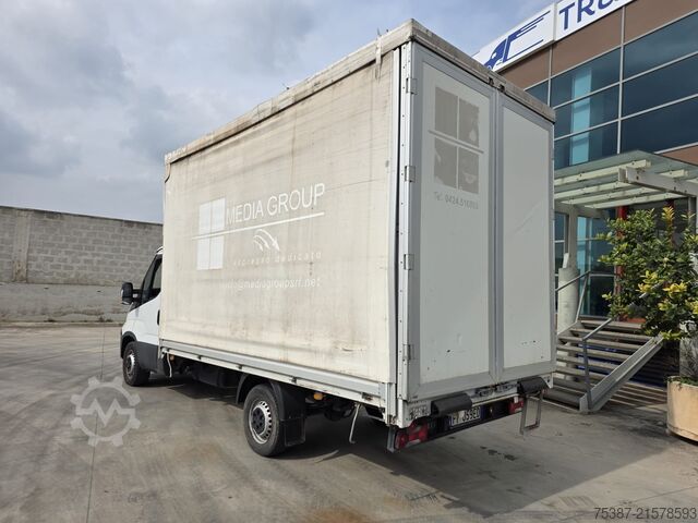 Vrachtwagen met bakwagen iveco Daily 35