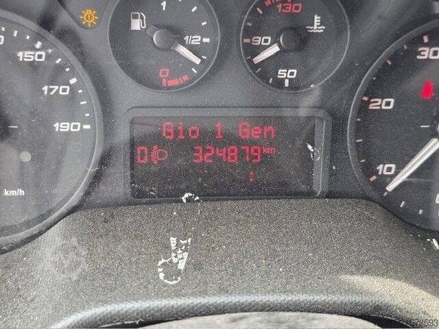 Vrachtwagen met bakwagen iveco Daily 35