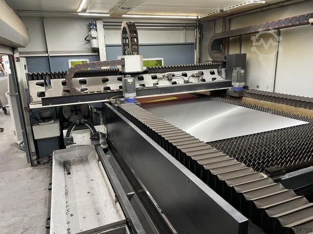 Laser cu fibră, sistem de tăiere cu laser cu fibră cu pat plat și laser pentru țevi, mașină de tăiat DURMA HD-F III 3015