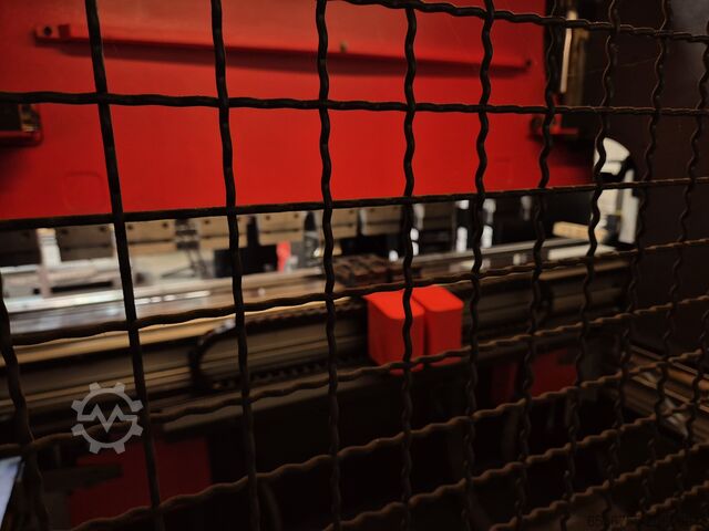 ZMÁČKNĚTE BRZDU Amada HFE-8025L M2