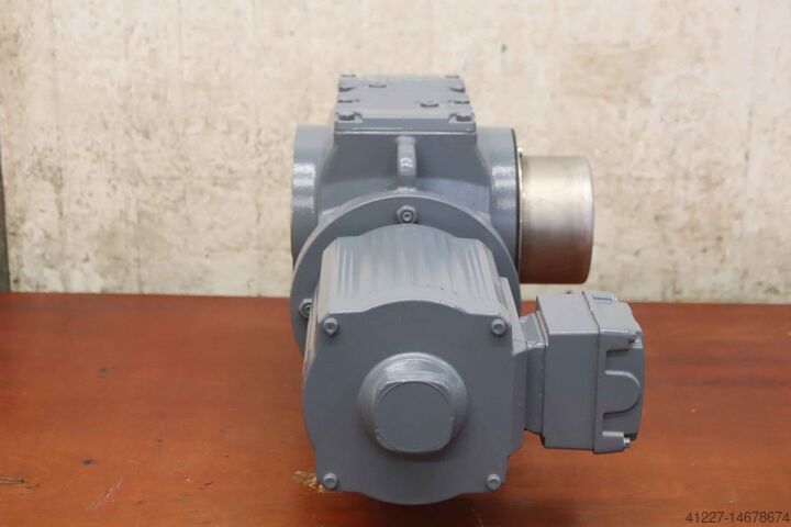 Motorreductor 0,55 kW 6,4 tpm SEW-Eurodrive SA77 DAS90S4/TF/IS