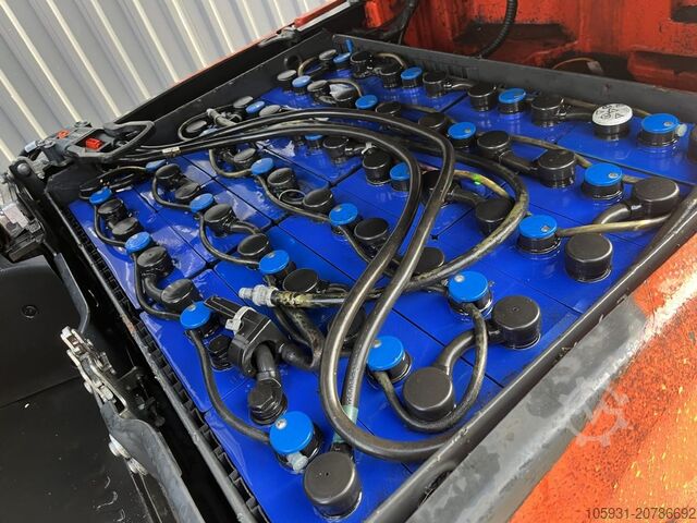 Electric 3-wheel forklift Linde E18-02