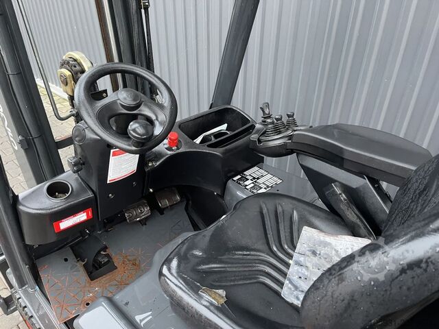 Electric 3-wheel forklift Linde E18-01