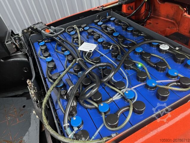 Electric 3-wheel forklift Linde E18-01